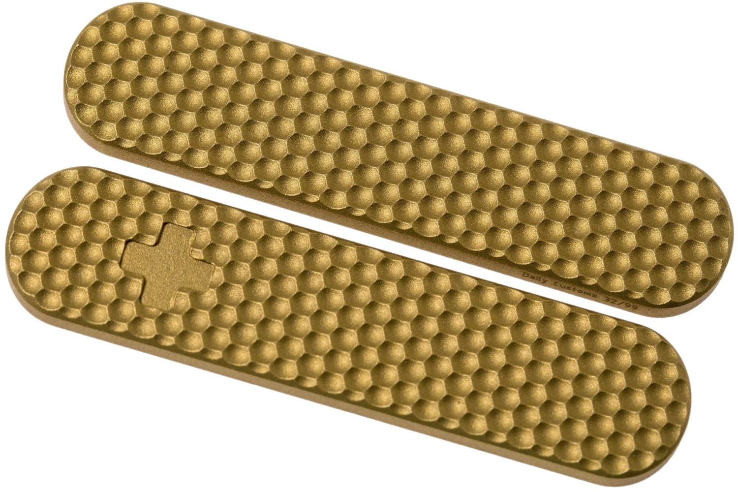Daily Customs 58.2 Golfball Pattern, Brass P10009498 Cachas Victorinox 1 Daily Customs 58.2 Golfball Pattern, Brass P10009498 Cachas Victorinox