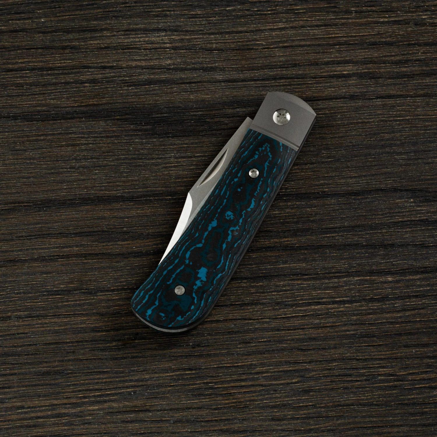 Jack Wolf Benny's Clip Fat Carbon Arctic Storm, BENNY-01-FCB, Navaja Slipjoint 2 Jack Wolf Benny's Clip Fat Carbon Arctic Storm, BENNY-01-FCB, Navaja Slipjoint - Imagen 2